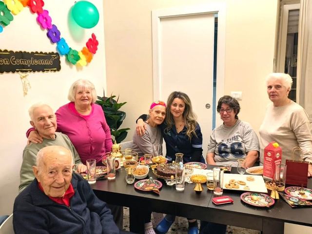 Festa di compleanno a tavola tutti insieme