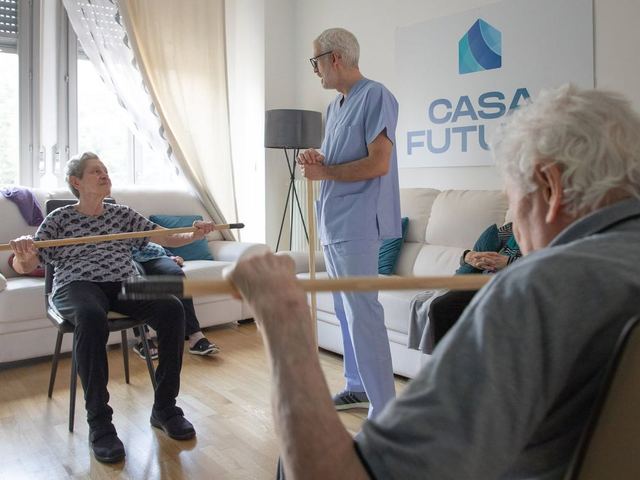Ginnastica dolce con l'operatore