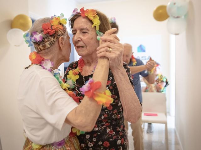Due ospiti ballano alla festa d'estate