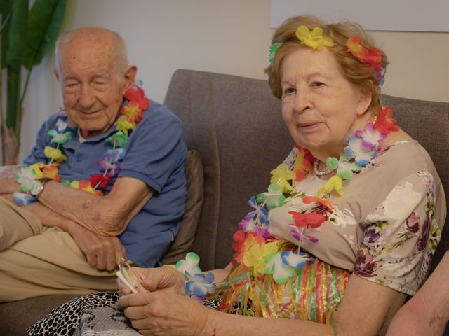 Ospiti con le collane di fiori alla festa d'estate